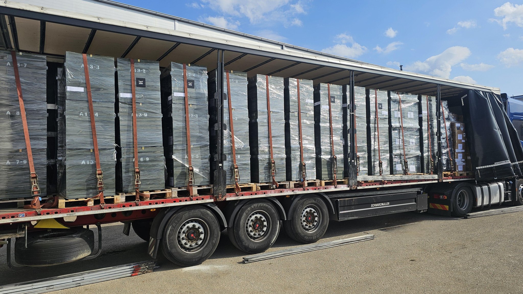 Ein Lkw mit Drohnen für die Ukraine Ein Lkw mit Drohnen für die Ukraine