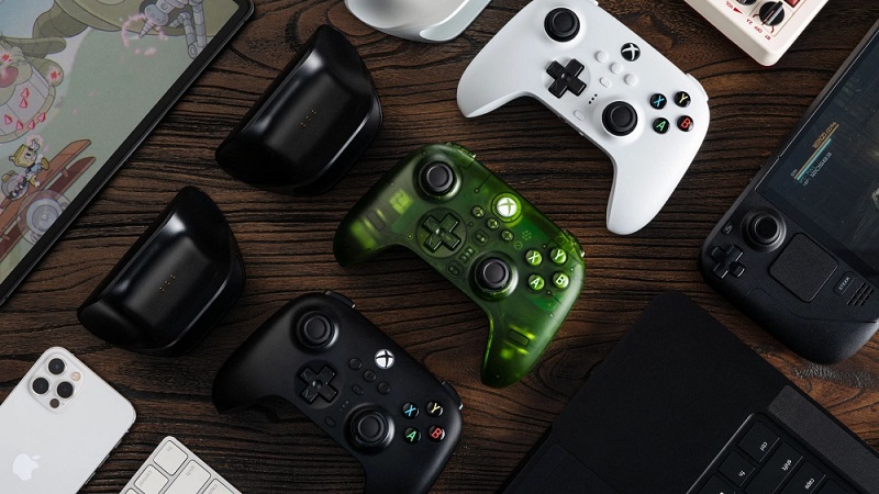 8BitDo Ultimate Controller in transluzenter grüner Farbe
