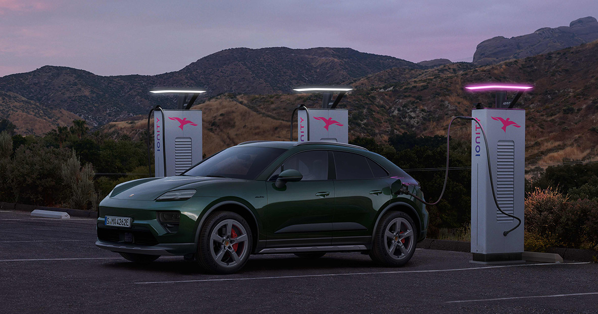 Porsche Macan 4S (2024) an der Ladestation Porsche Macan 4S (2024) an der Ladestation