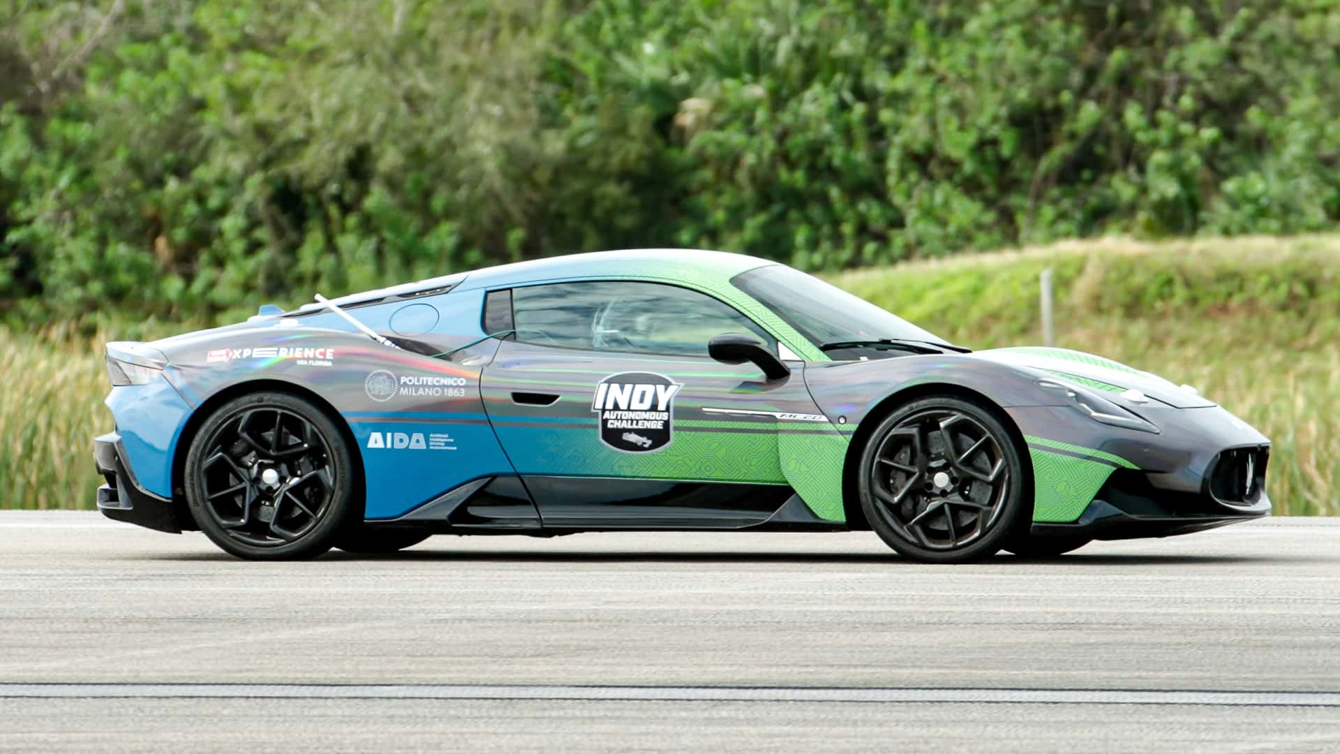 Maserati MC20 auf der Landebahn Maserati MC20 auf der Landebahn
