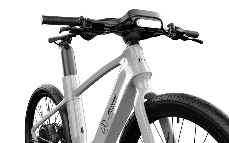 Mercedes-AMG F1 City Edition Elektrofahrrad von der Seite