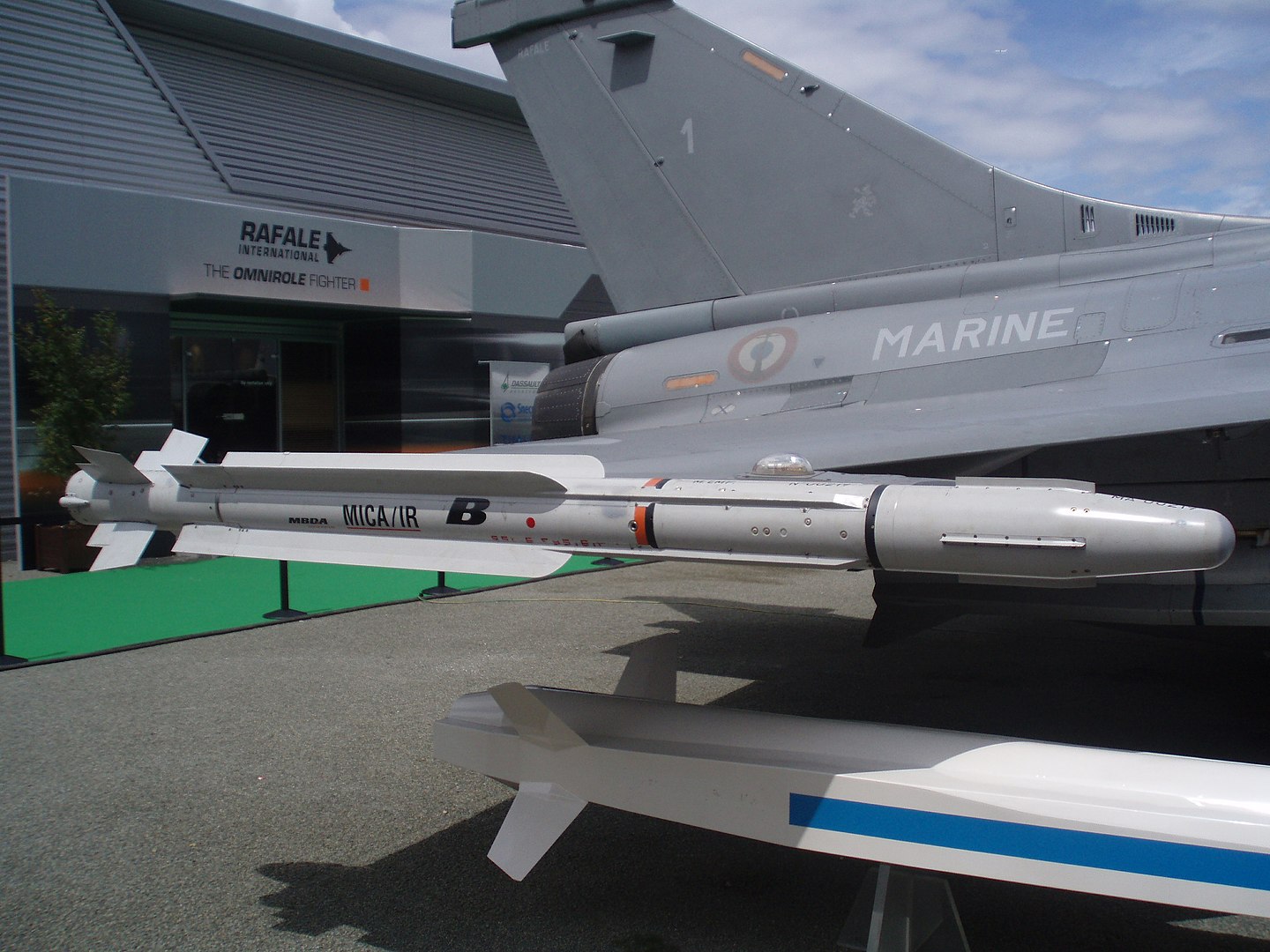 MICA IR-Rakete an einem Dassault Rafale Flugzeug