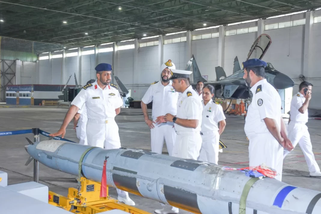 Indien hat israelische aeroballistische Rampage-Raketen mit einem 150 kg schweren Sprengkopf und einer Reichweite von über 250 km für MiG-29K-Kampfjets erhalten. Indien hat israelische aeroballistische Rampage-Raketen mit einem 150 kg schweren Sprengkopf und einer Reichweite von über 250 km für MiG-29K-Kampfjets erhalten.