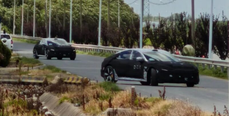 Rückansicht der Xiaomi SU7 L verlängerten Limousine