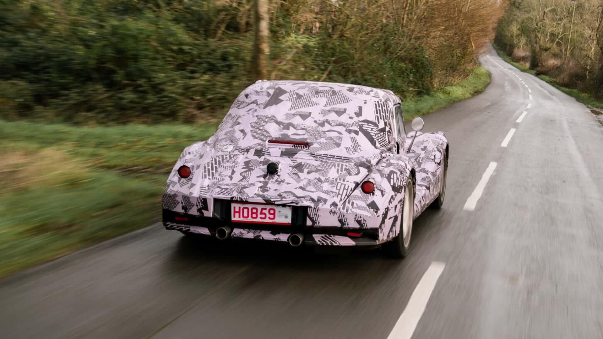 Ein Prototyp des neuen Morgan-Autos in Tarnfarben