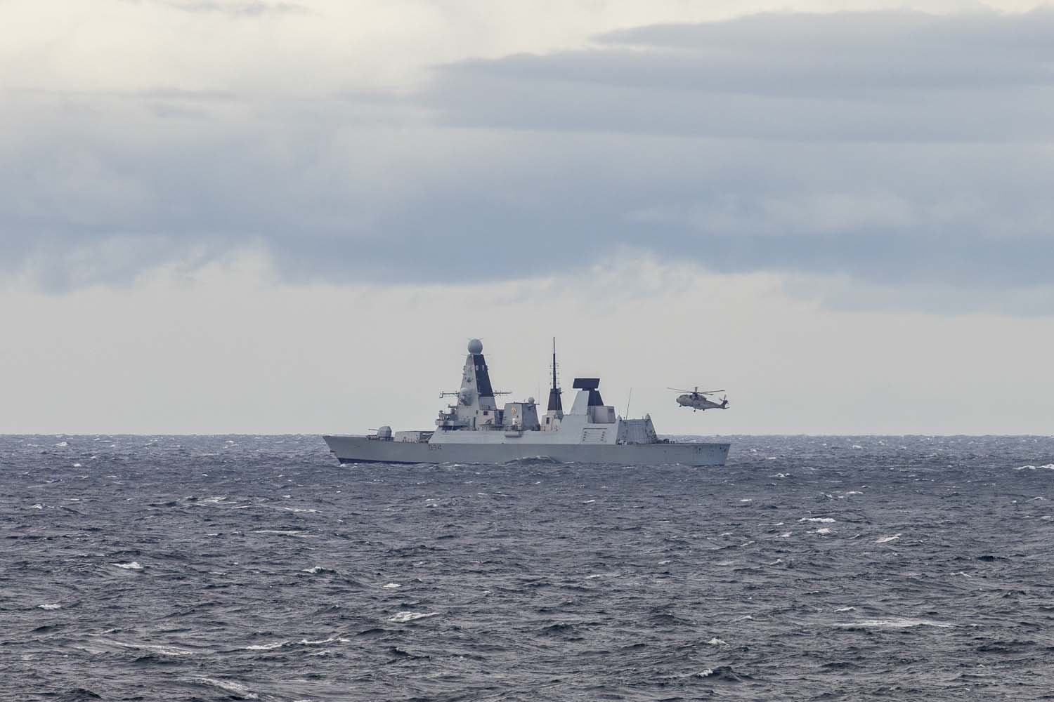 Der Flaggschiff-Flugzeugträger HMS Queen Elizabeth, der mit F-35 Lightning II-Kampfflugzeugen der fünften Generation bestückt ist, hat vor der norwegischen Küste erfolgreich eine Reihe von simulierten Einsätzen durchgeführt-7 Der Flaggschiff-Flugzeugträger HMS Queen Elizabeth, der mit F-35 Lightning II-Kampfflugzeugen der fünften Generation bestückt ist, hat vor der norwegischen Küste erfolgreich eine Reihe von simulierten Einsätzen durchgeführt-7