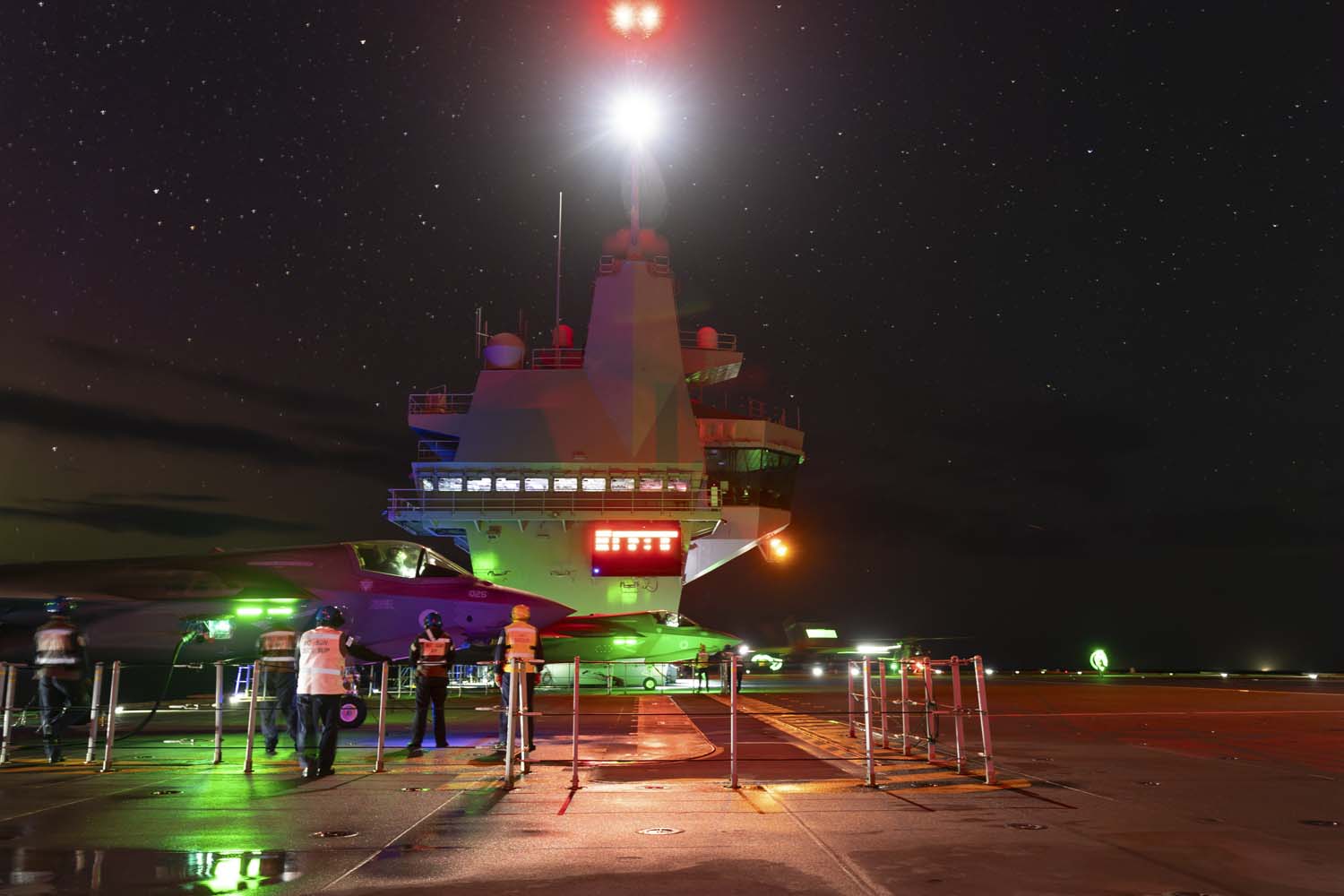 Der Flaggschiff-Flugzeugträger HMS Queen Elizabeth, der mit F-35 Lightning II-Kampfflugzeugen der fünften Generation bestückt ist, hat vor der norwegischen Küste erfolgreich eine Reihe von simulierten Einsätzen durchgeführt-9 Der Flaggschiff-Flugzeugträger HMS Queen Elizabeth, der mit F-35 Lightning II-Kampfflugzeugen der fünften Generation bestückt ist, hat vor der norwegischen Küste erfolgreich eine Reihe von simulierten Einsätzen durchgeführt-9