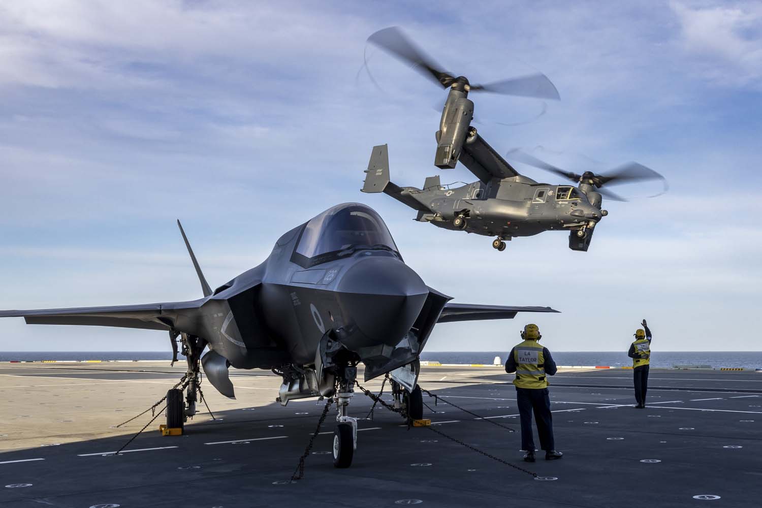 Der Flaggschiff-Flugzeugträger HMS Queen Elizabeth, der mit F-35 Lightning II-Kampfflugzeugen der fünften Generation bestückt ist, hat vor der norwegischen Küste erfolgreich eine Reihe von simulierten Einsätzen durchgeführt-10 Der Flaggschiff-Flugzeugträger HMS Queen Elizabeth, der mit F-35 Lightning II-Kampfflugzeugen der fünften Generation bestückt ist, hat vor der norwegischen Küste erfolgreich eine Reihe von simulierten Einsätzen durchgeführt-10