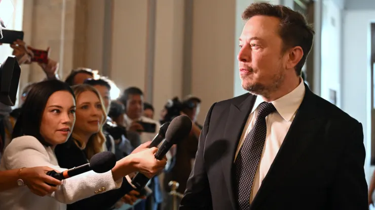 Elon Musk bezeichnete KI als "schädlich für die Menschheit" und forderte, die Technologie zu regulieren Elon Musk bezeichnete KI als "schädlich für die Menschheit" und forderte, die Technologie zu regulieren