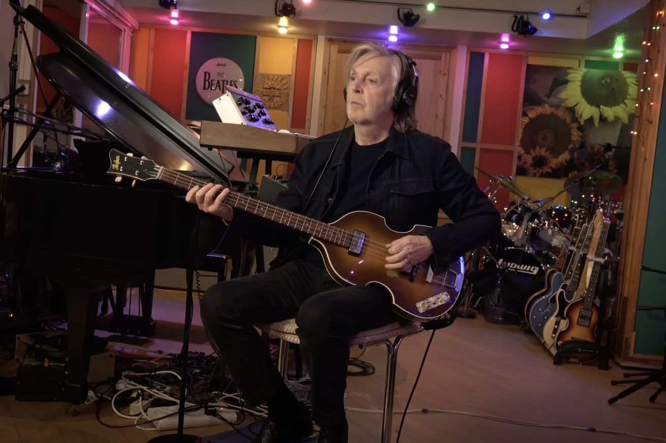 Die Beatles veröffentlichten den Song "Now and Then", bei dem die Stimme von John Lennon von einer künstlichen Intelligenz rekonstruiert wurde