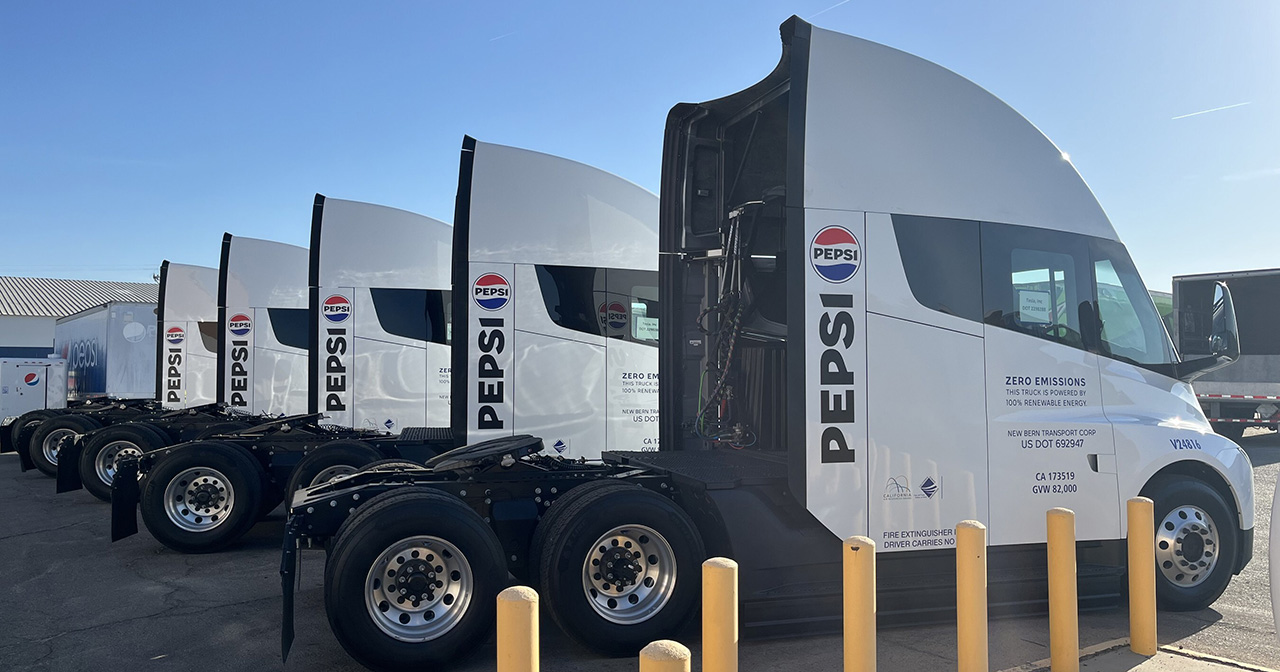 Tesla Semi-Lkw in der Vertriebseinrichtung von PepsiCo Tesla Semi-Lkw in der Vertriebseinrichtung von PepsiCo