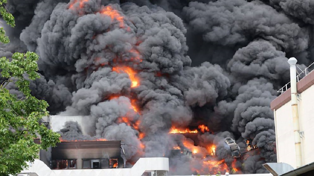 Großbrand in Berlin: Das Werk der DMA, die die Flugabwehrsysteme IRIS-T SLM herstellt, steht in Flammen Großbrand in Berlin: Das Werk der DMA, die die Flugabwehrsysteme IRIS-T SLM herstellt, steht in Flammen