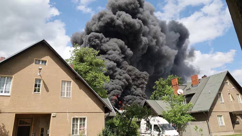 Großbrand in Berlin: Das Werk der DMA, die die Flugabwehrsysteme IRIS-T SLM herstellt, steht in Flammen-2 Großbrand in Berlin: Das Werk der DMA, die die Flugabwehrsysteme IRIS-T SLM herstellt, steht in Flammen-2