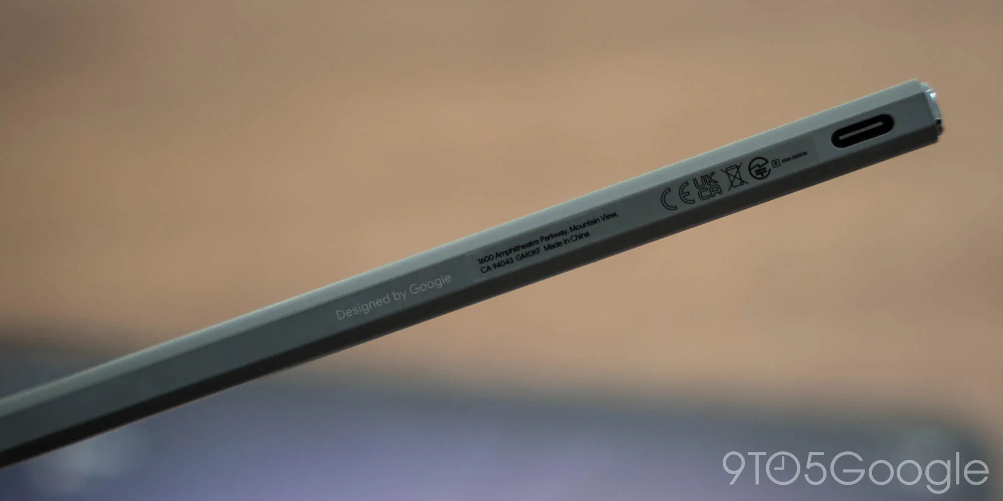Stylus vor dem Hintergrund des Google Pixel Tablets Stylus vor dem Hintergrund des Google Pixel Tablets
