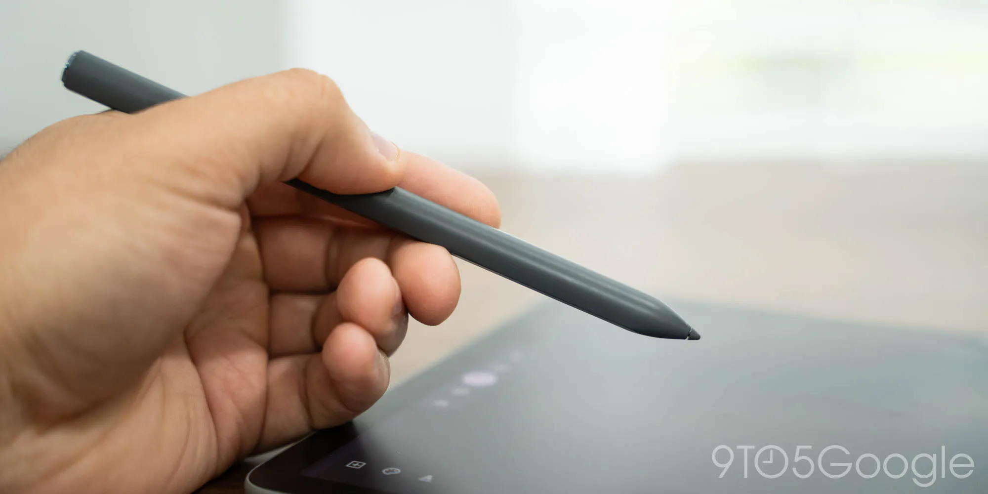 Google Pixel Tablet Pen in den Händen des Benutzers Google Pixel Tablet Pen in den Händen des Benutzers