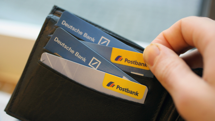 Erhöhte Phishing-Gefahr: Verbrauchenzentrale warnt Kunden der Deutschen Bank und Postbank vor laufenden Angriffen.