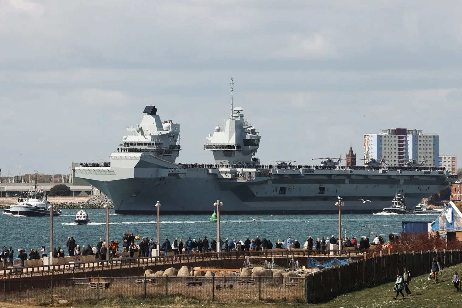 Der Flugzeugträger HMS Prince of Wales (R09) verlässt Portsmouth Der Flugzeugträger HMS Prince of Wales (R09) verlässt Portsmouth