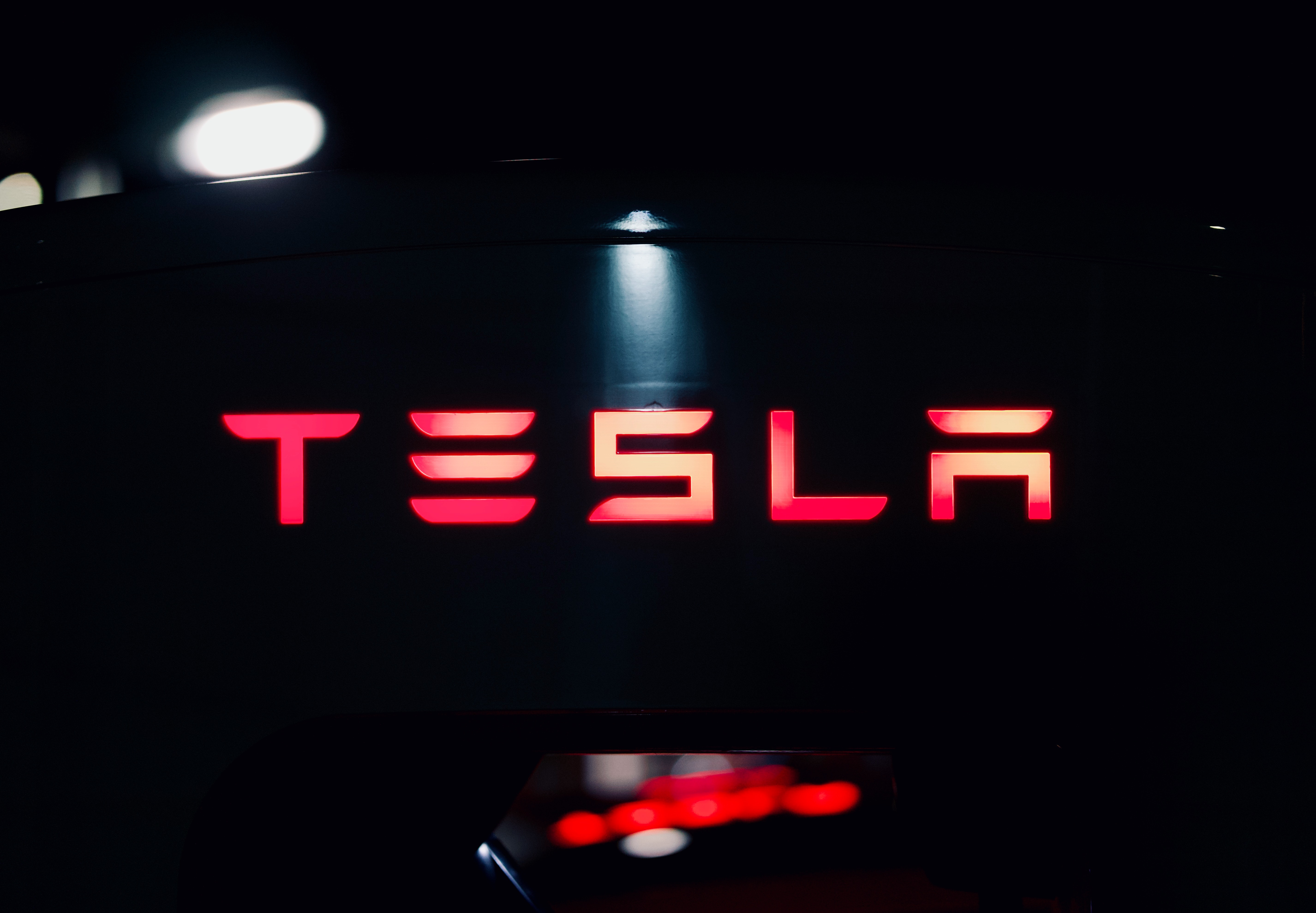 Ein US-Gericht hat entschieden, dass Tesla und Elon Musk von den Fehlern des Autopiloten wussten Ein US-Gericht hat entschieden, dass Tesla und Elon Musk von den Fehlern des Autopiloten wussten