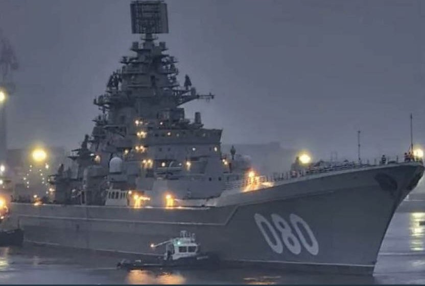 Der atomgetriebene Kreuzer Admiral Nakhimov bei der Erprobung Der atomgetriebene Kreuzer Admiral Nakhimov bei der Erprobung
