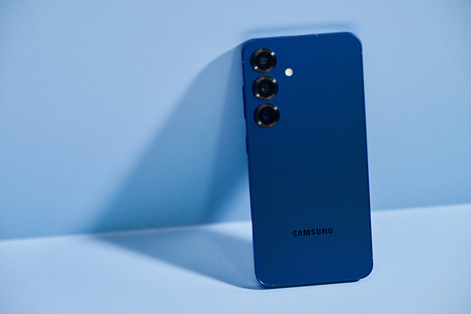Samsung Galaxy S25+ in der Farbe Navy Samsung Galaxy S25+ in der Farbe Navy