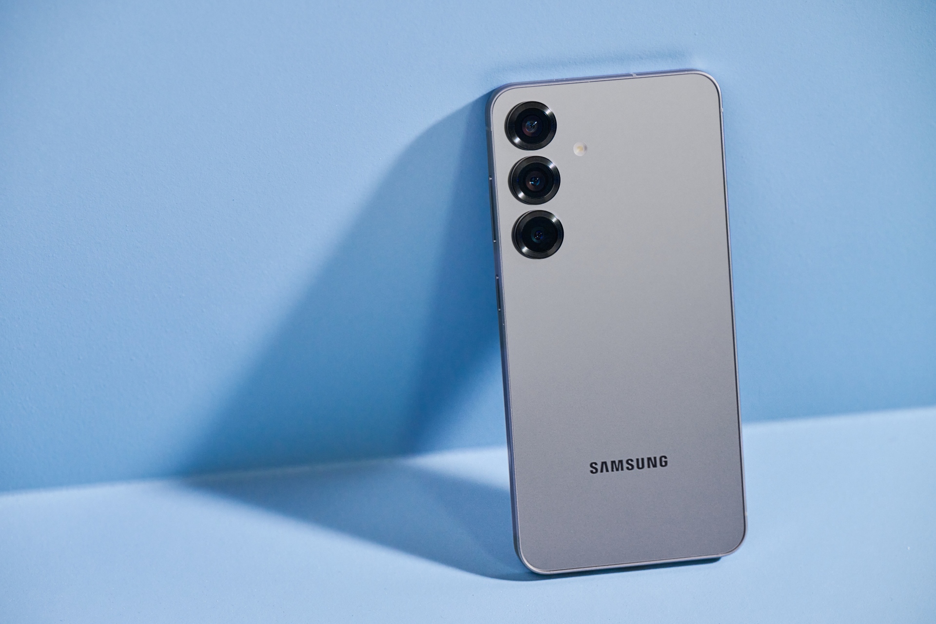 Samsung Galaxy S25+ in der Farbe Silver Shadow Samsung Galaxy S25+ in der Farbe Silver Shadow