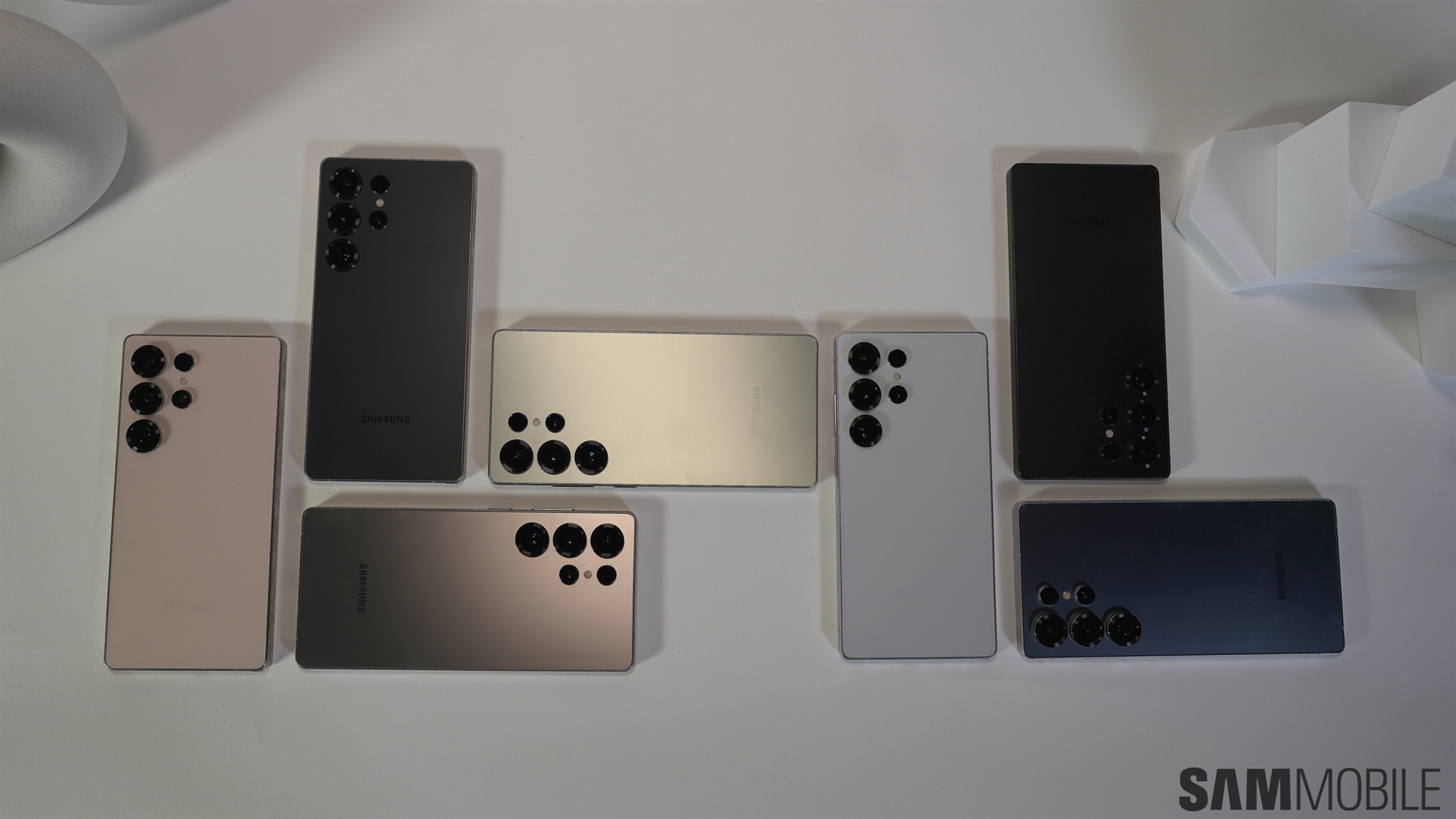 Alle Farben des Samsung Galaxy S25 Ultra auf dem Tisch Alle Farben des Samsung Galaxy S25 Ultra auf dem Tisch