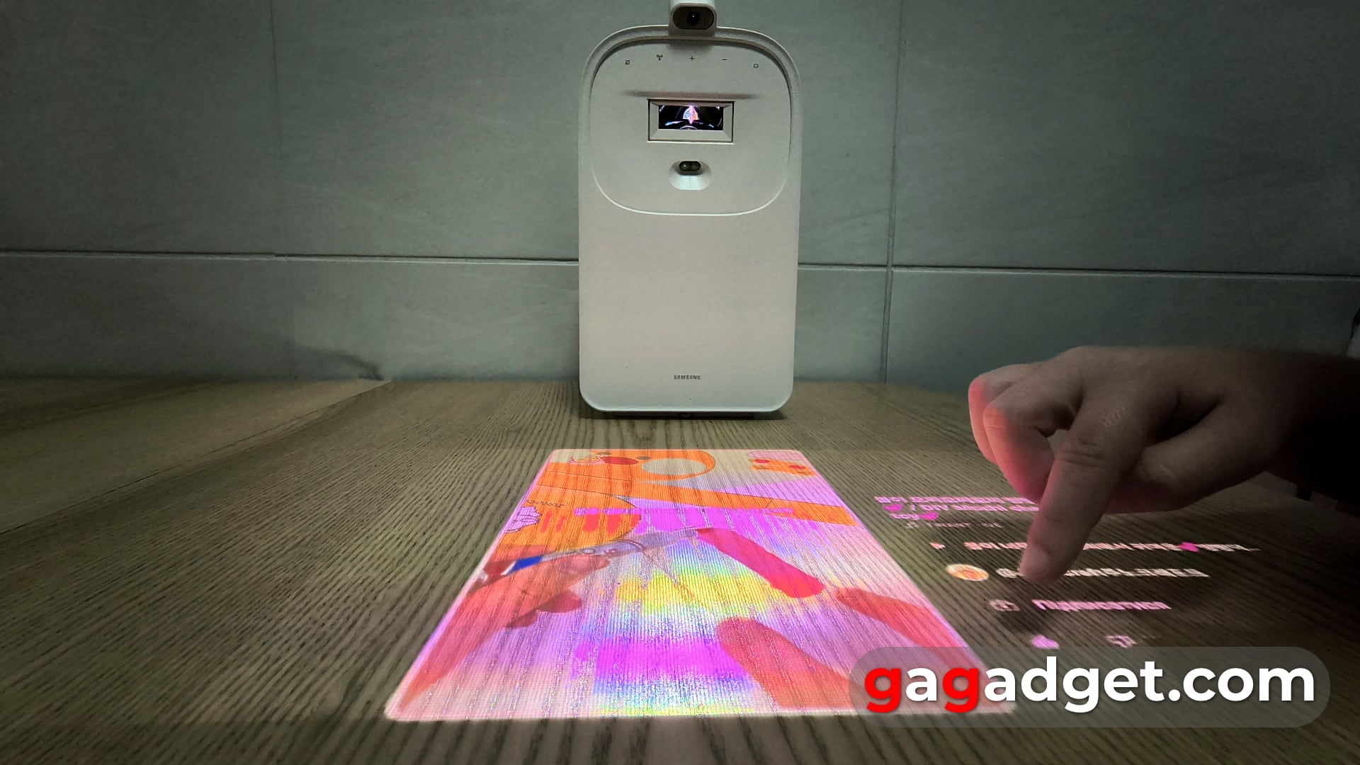 Jetzt ist Ihr Schreibtisch berührungsempfindlich: Test des interaktiven Laserprojektors Samsung The Premiere 5 Jetzt ist Ihr Schreibtisch berührungsempfindlich: Test des interaktiven Laserprojektors Samsung The Premiere 5