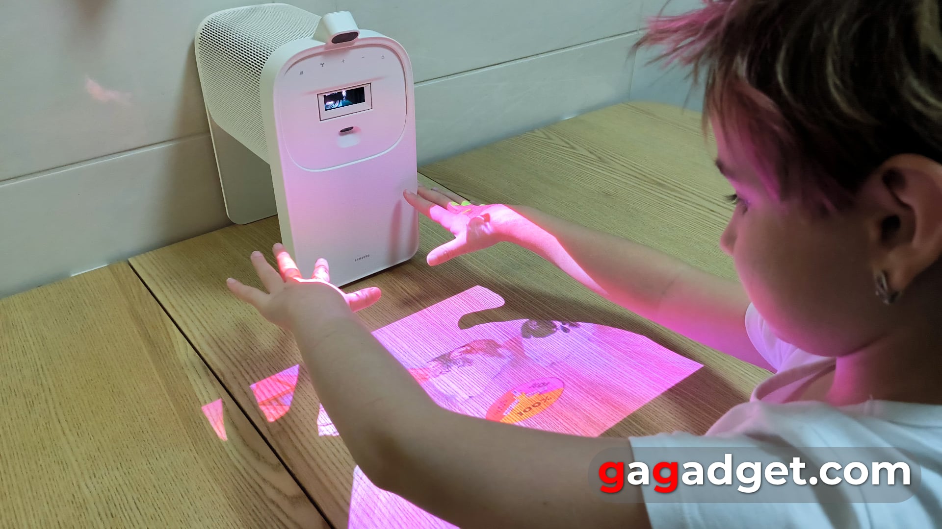 Jetzt ist Ihr Schreibtisch berührungsempfindlich: Test des interaktiven Laserprojektors Samsung The Premiere 5-45 Jetzt ist Ihr Schreibtisch berührungsempfindlich: Test des interaktiven Laserprojektors Samsung The Premiere 5-45