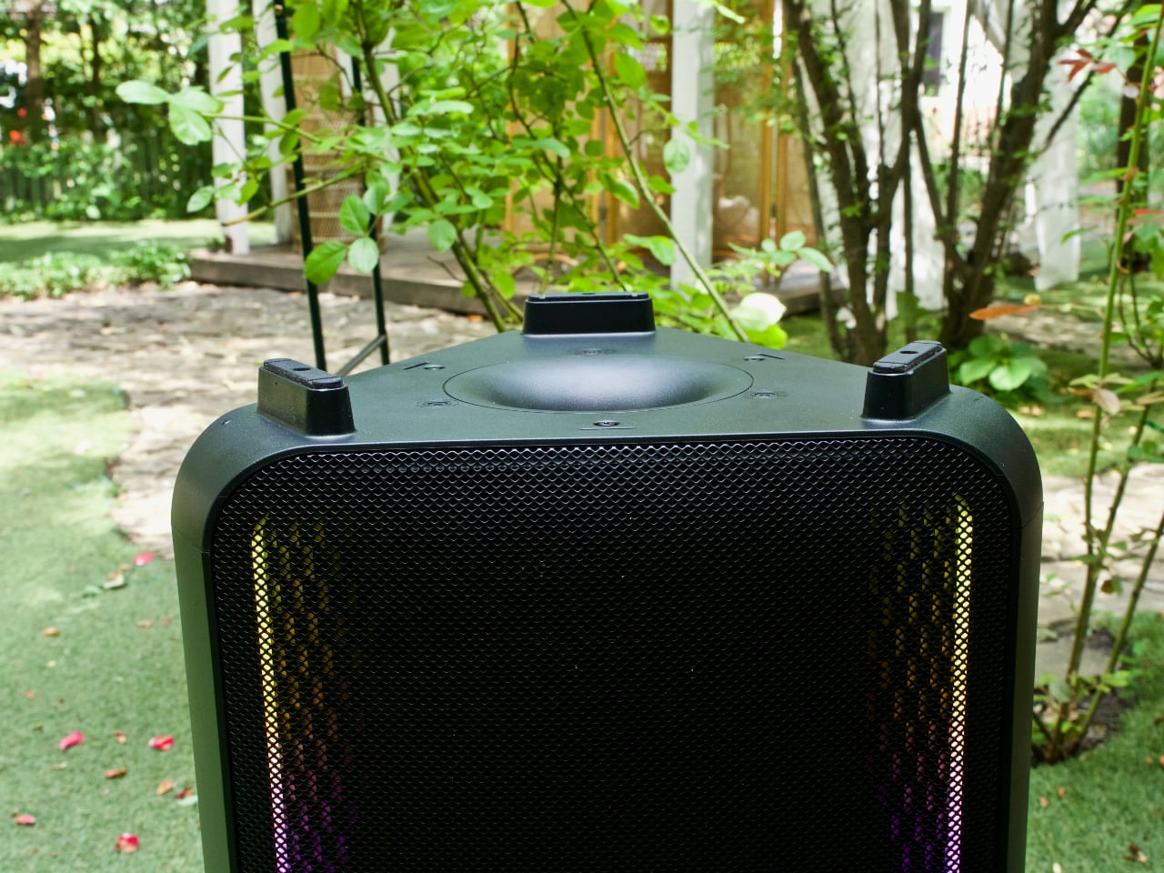 König der Stimmung: Samsung Sound Tower MX-ST50B Hochleistungslautsprechers mit eingebautem Akku und LED-Beleuchtung im Test-31 König der Stimmung: Samsung Sound Tower MX-ST50B Hochleistungslautsprechers mit eingebautem Akku und LED-Beleuchtung im Test-31