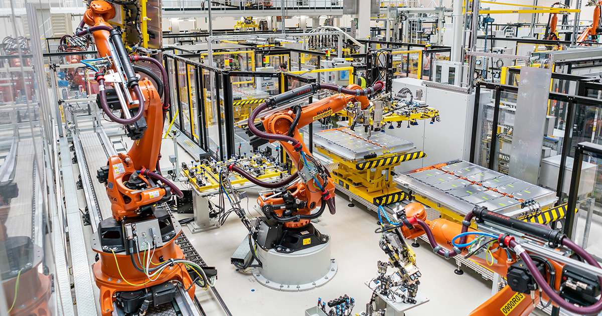 Roboter an der Produktionslinie für Hochspannungsbatterien im Werk von Škoda Auto in Mladá Boleslav.