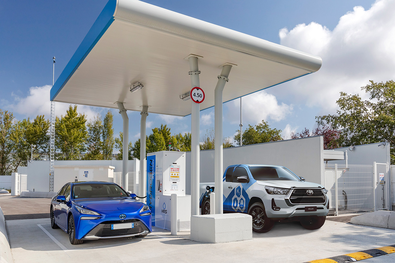 Toyota Mirai und Toyota Hilux an einer Wasserstofftankstelle
