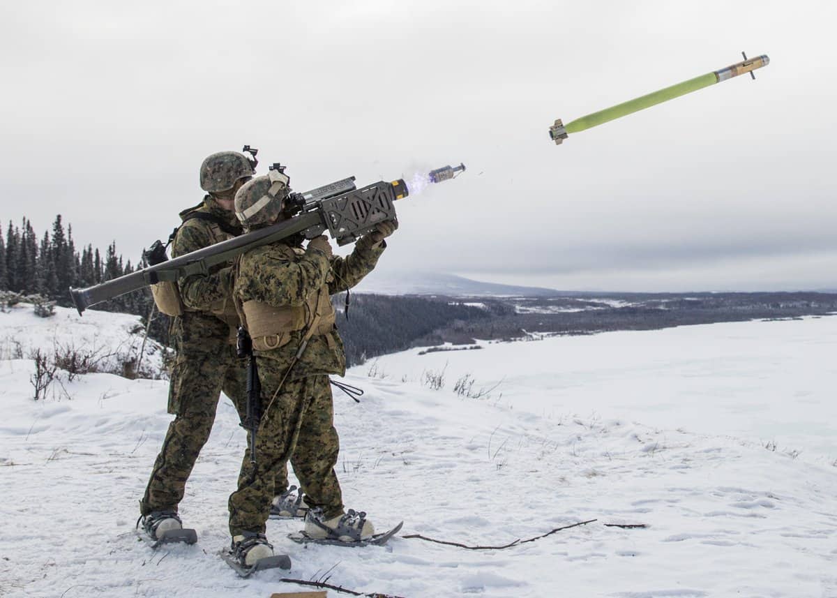 US-Marines feuern aus einem tragbaren Stinger-Luftabwehrsystem