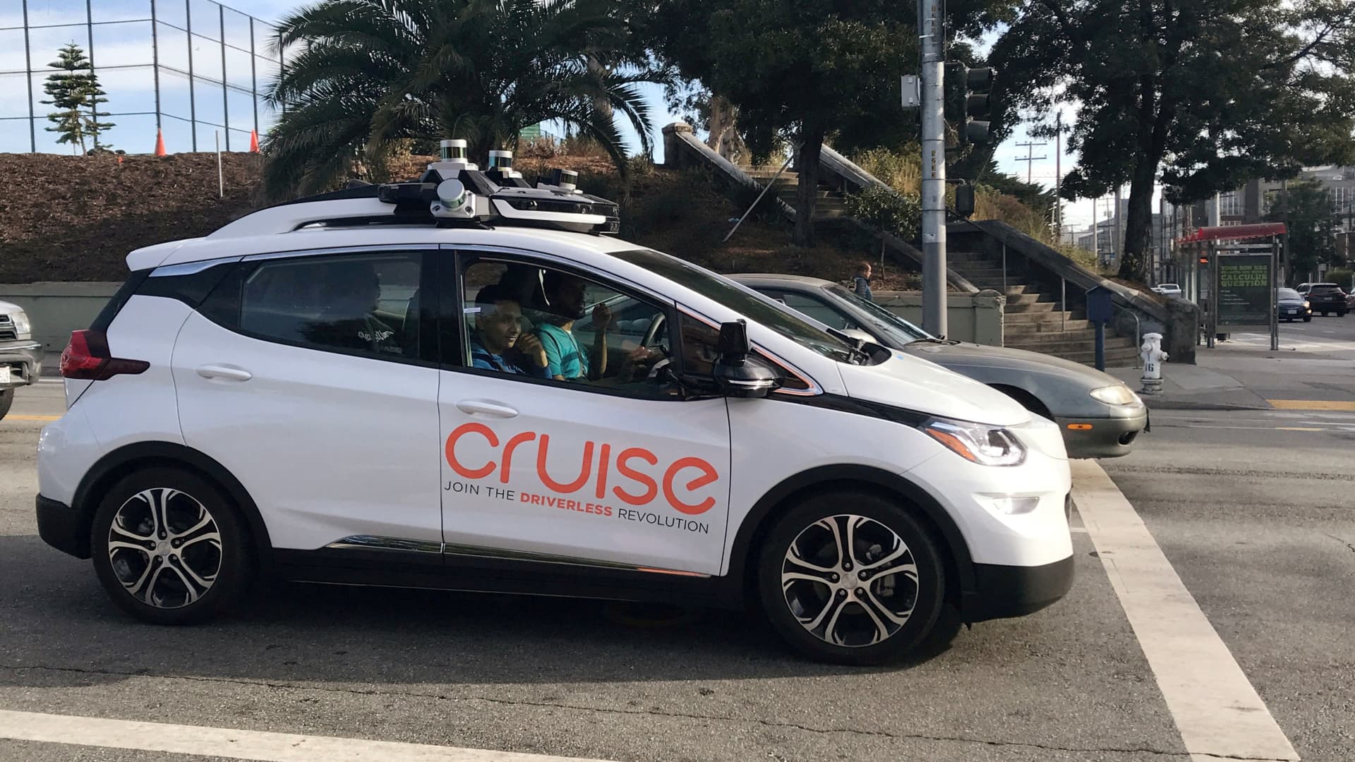 In San Francisco stieß ein Auto mit einem Fußgänger zusammen und schleuderte ihn unter die Räder des Cruise-Roboterautos In San Francisco stieß ein Auto mit einem Fußgänger zusammen und schleuderte ihn unter die Räder des Cruise-Roboterautos