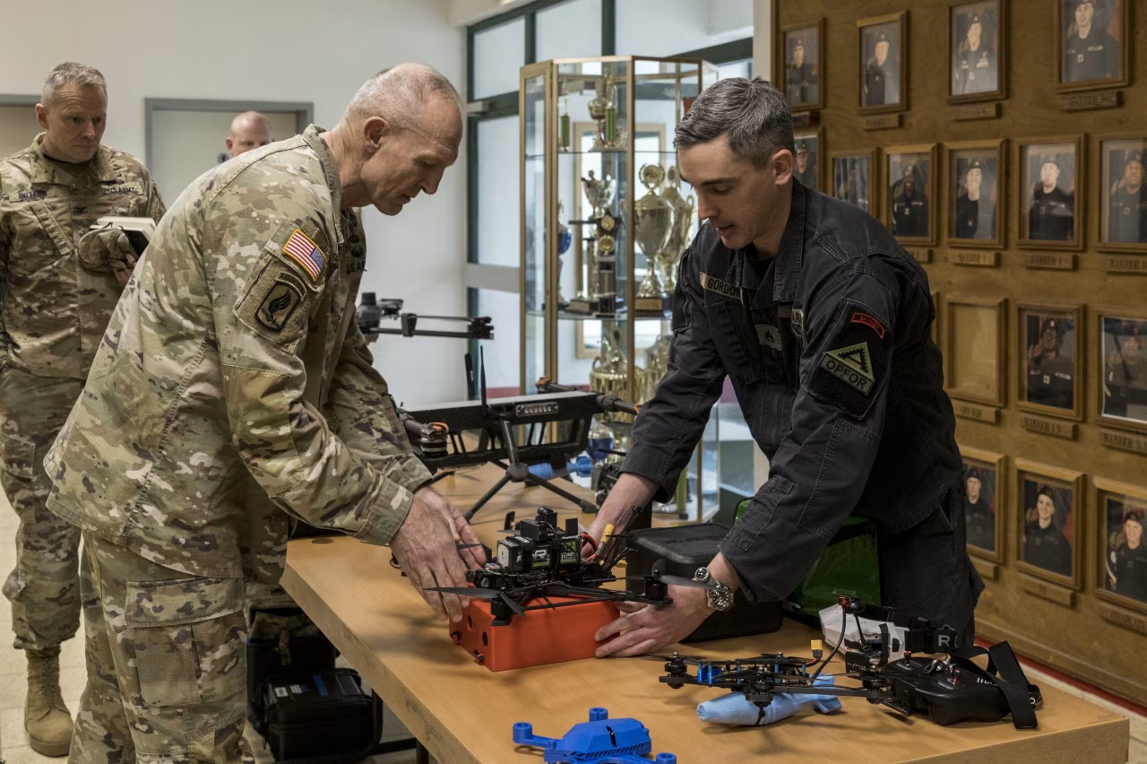 General Randy George inspiziert eine FPV-Drohne