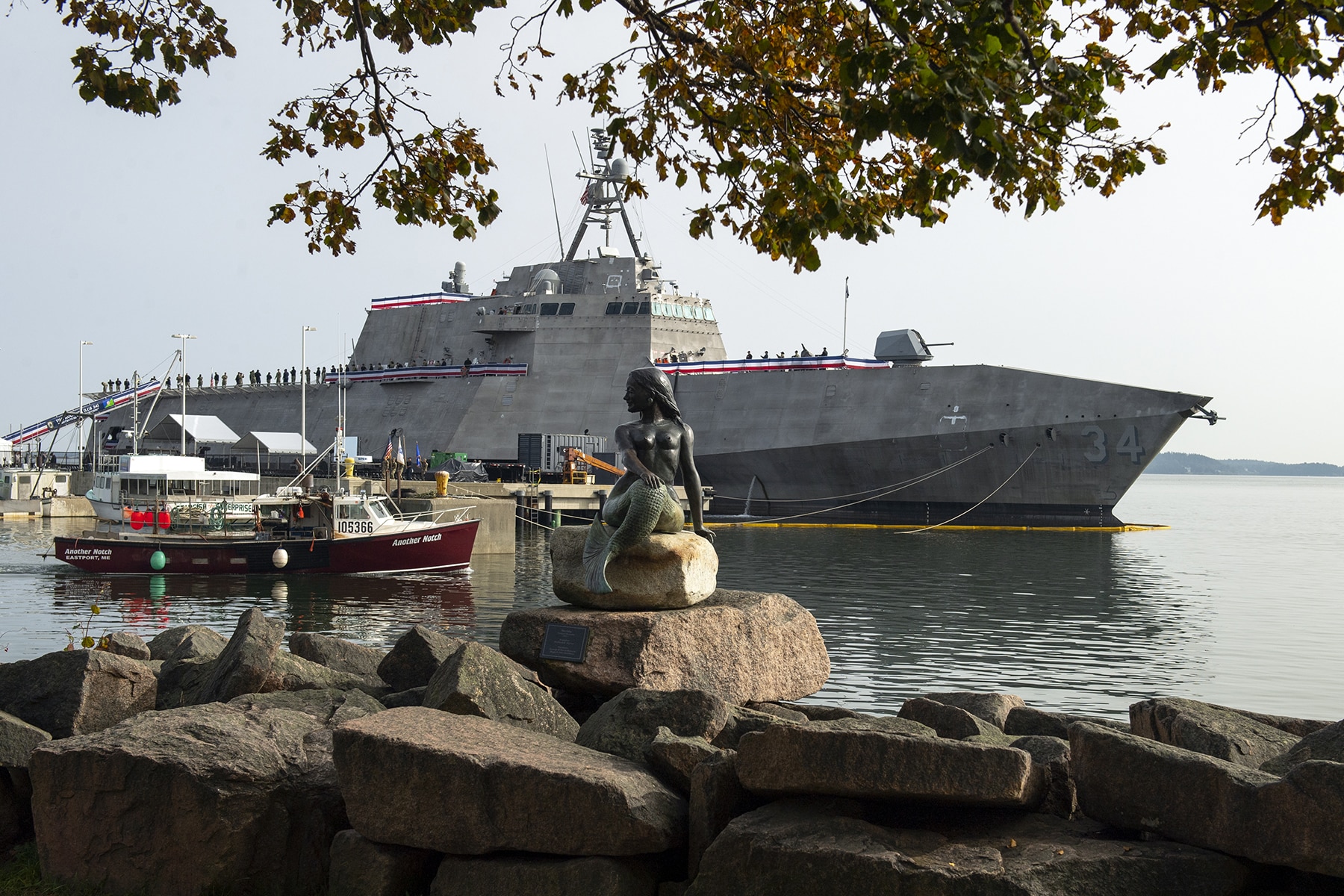 Die US-Marine hat das neue Küstenkampfschiff USS Augusta der Independence-Klasse in Dienst gestellt Die US-Marine hat das neue Küstenkampfschiff USS Augusta der Independence-Klasse in Dienst gestellt