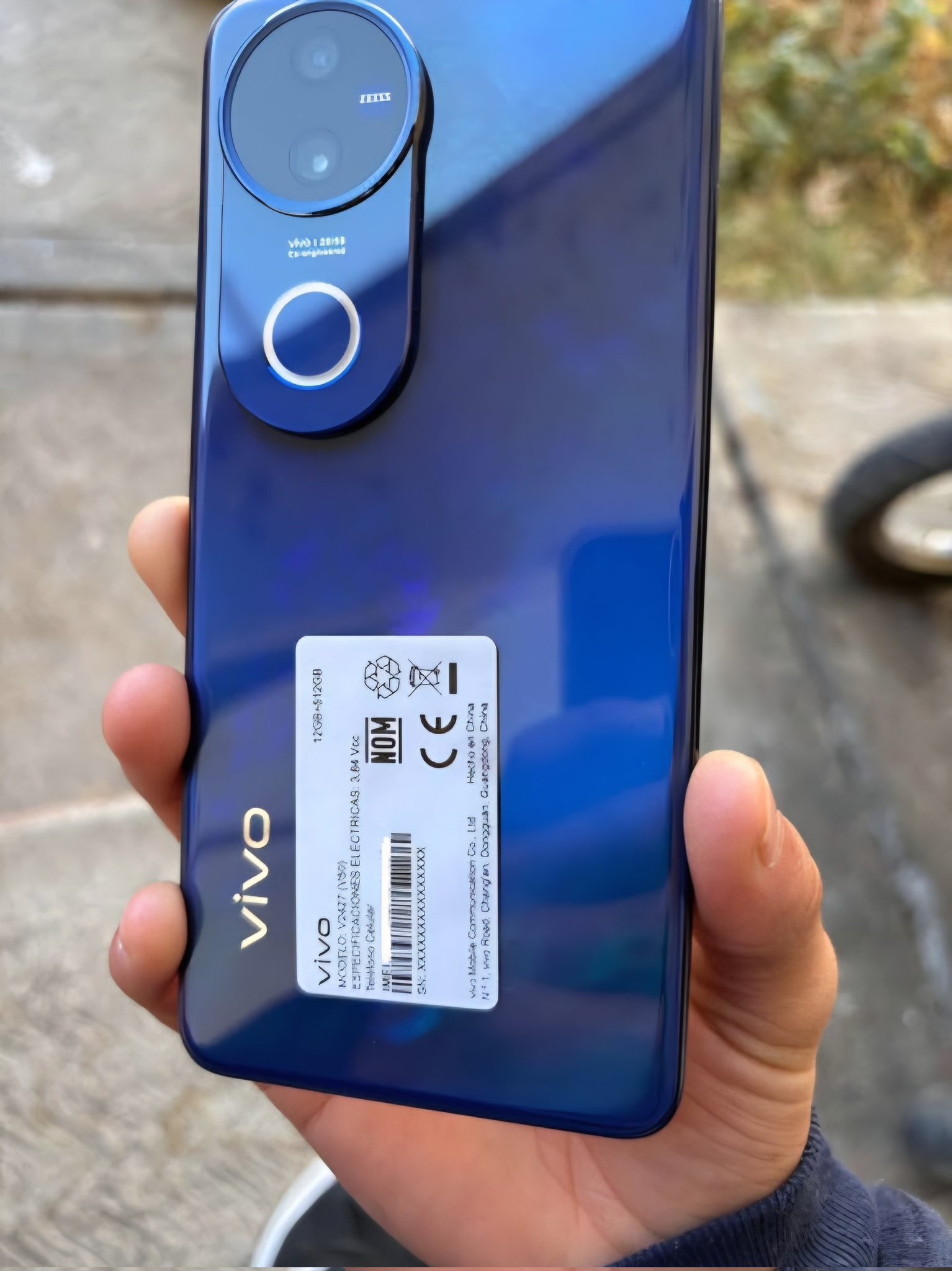 Vivo V50 in Himmelblau, Winkel 2