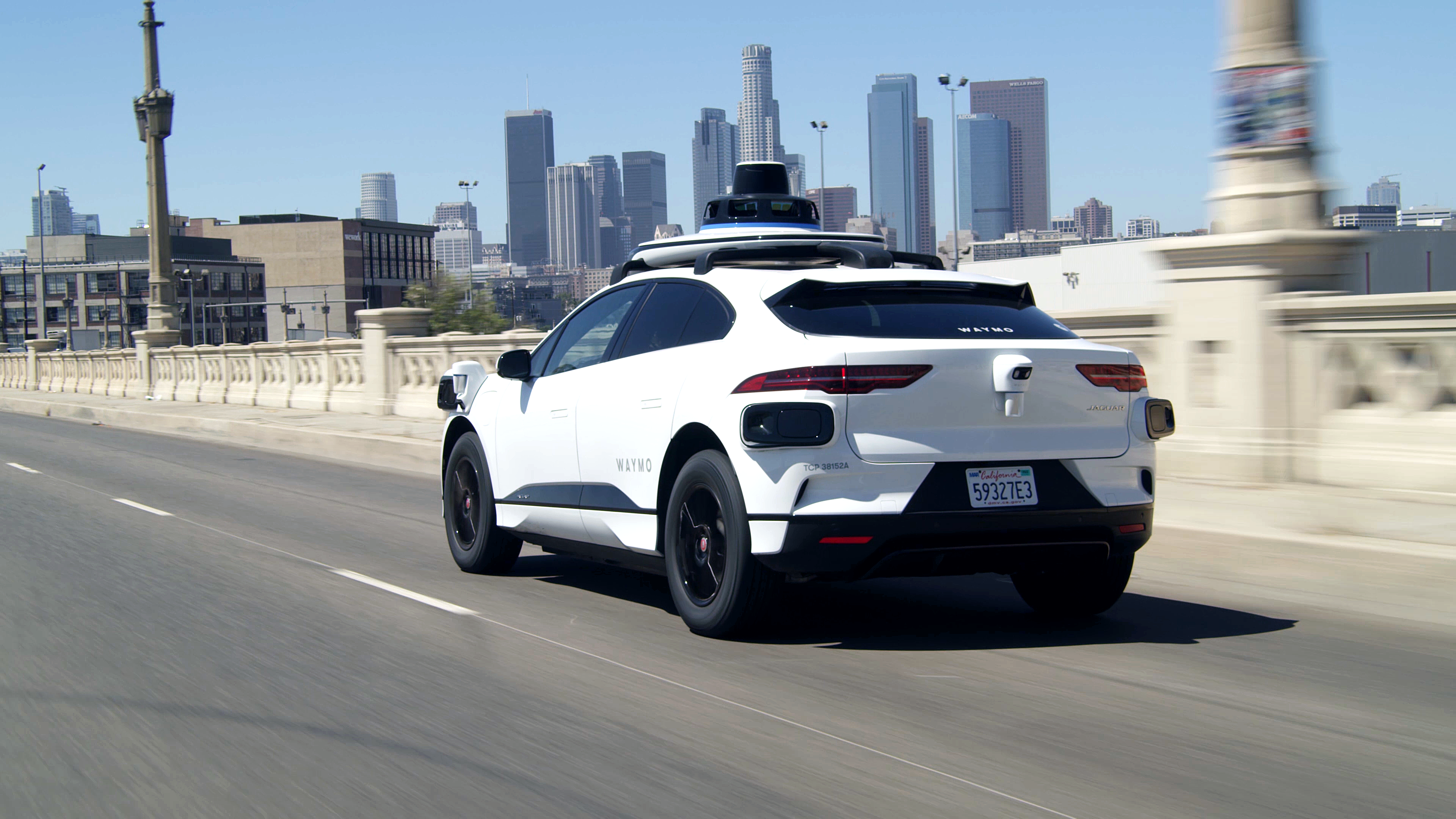 Waymo startet bezahlte Robotertaxis in Los Angeles Waymo startet bezahlte Robotertaxis in Los Angeles