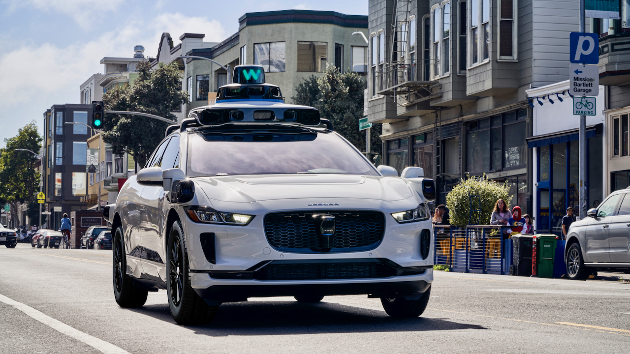 Das Robotaxi von Waymo fuhr auf die Gegenfahrbahn, als es versuchte, einer Gruppe von Einradfahrern auszuweichen Das Robotaxi von Waymo fuhr auf die Gegenfahrbahn, als es versuchte, einer Gruppe von Einradfahrern auszuweichen
