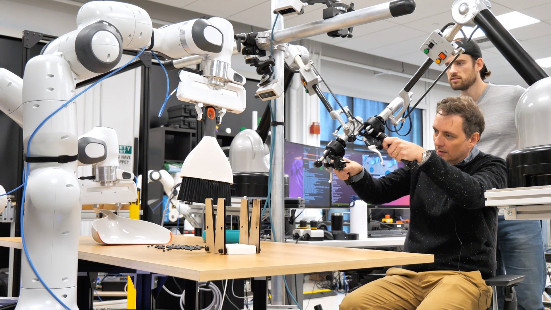 Toyota-Roboter lernen, Aufgaben zu erledigen, indem sie die Handlungen von Menschen nachahmen