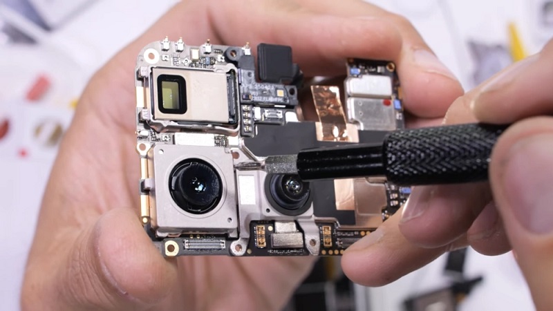 Verkratzte Seitenkante des Nothing Phone (3)